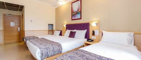 Quadruple Room | In-room safe, desk, iron/ironing board, free WiFi