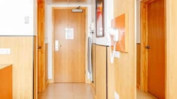 Quarto casal | Cofres nos quartos, escrivaninha, ferros/tábuas de passar roupa