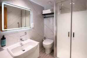 Een douche, een haardroger, handdoeken
