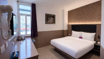 Caja de seguridad en la habitación y escritorio