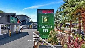 A sign for Heavenly Inn indicating no vacancy, with a view of the building and surrounding area. - Heavenly Inn (South Lake Tahoe)