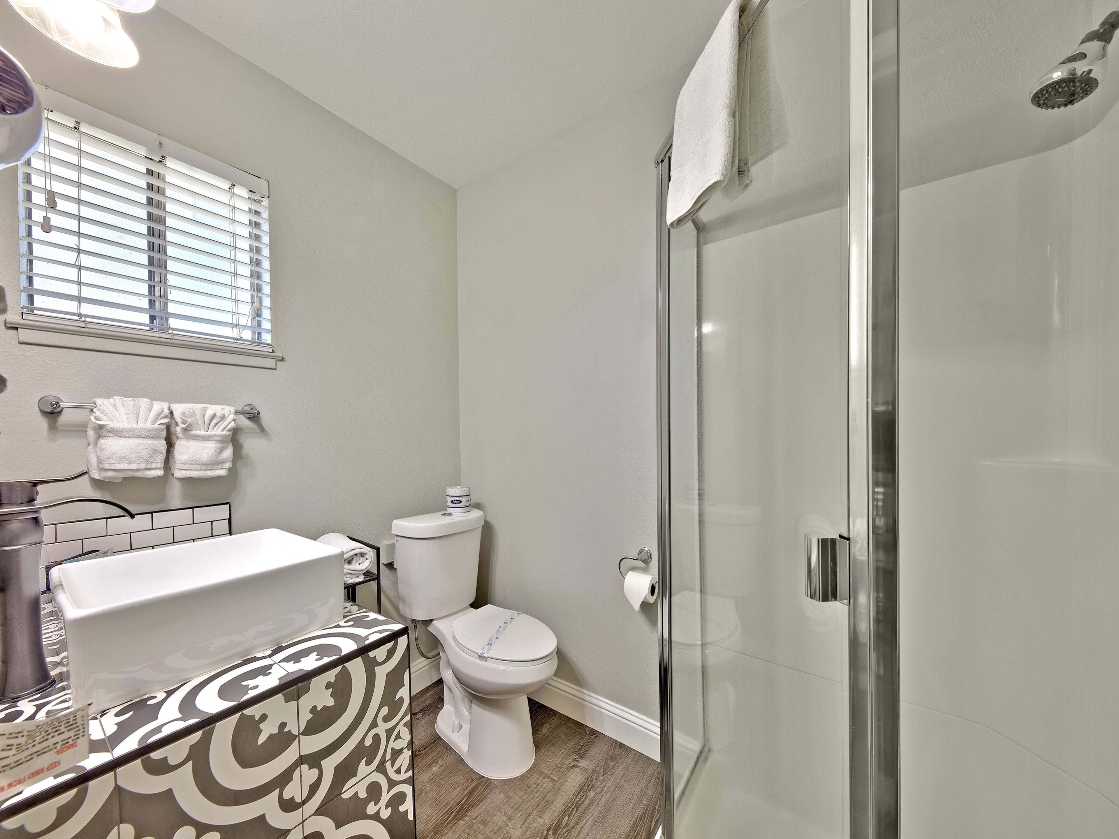 Une salle de bain avec des toilettes, une douche et un lavabo.