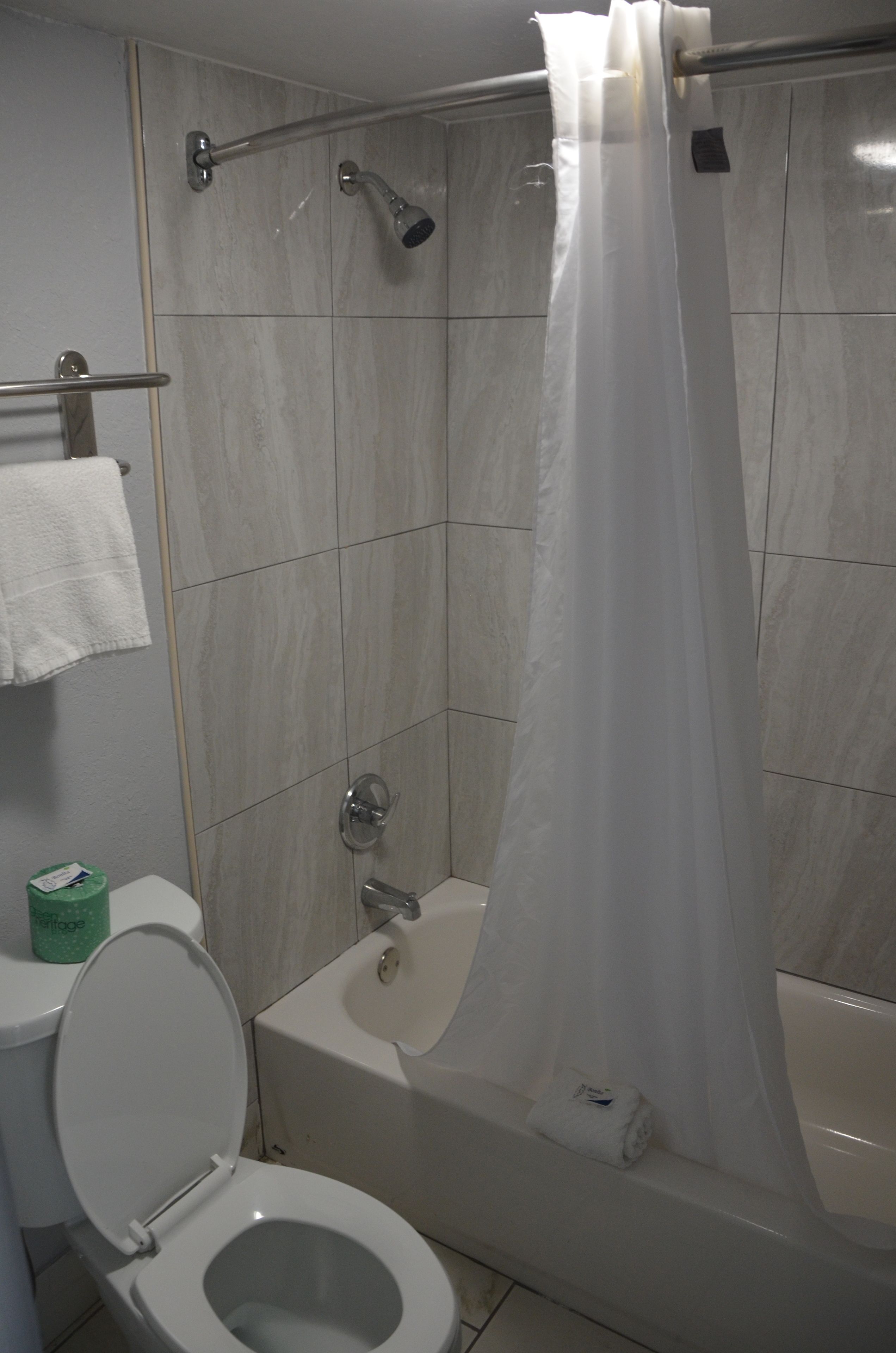 Ein Badezimmer mit Toilette, Waschbecken, Dusche und Badewanne.