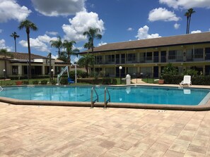 Alberca al aire libre y camastros 