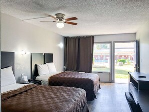 Zimmer, 2 Doppelbetten, barrierefrei, Nichtraucher | Schallisolierte Zimmer, Bügeleisen/Bügelbrett, Bettwäsche