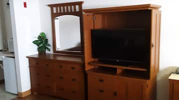 Habitación Deluxe, 2 camas Queen size, para no fumadores | Área de sala de estar | Televisión y reproductor de DVD 