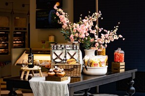3 restaurants servant le petit déjeuner, le déjeuner et le dîner