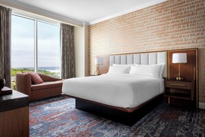 Ropa de cama de alta calidad y caja de seguridad en la habitación 