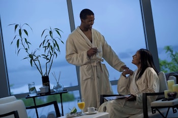 Couples treatment rooms, sauna, hot tub, steam room, body treatments at Gaylord National Resort & Convention Center
