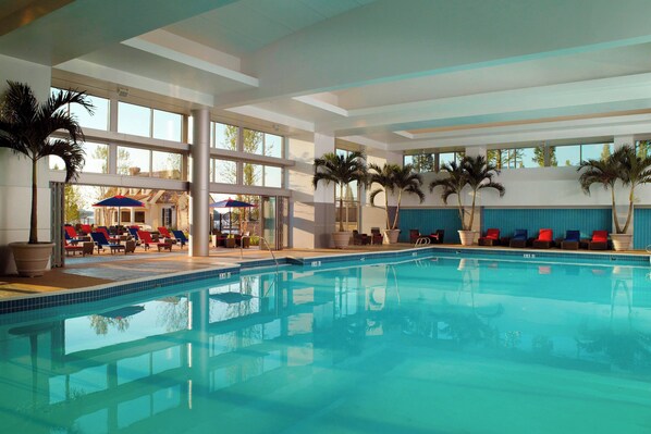 Alberca techada, acceso de 08:00 a 22:00, y sombrillas en la alberca 