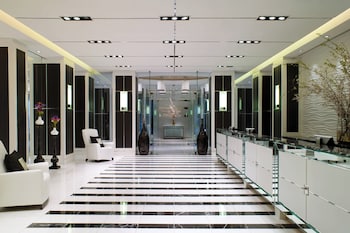 Hotel entrance and lobby at Gaylord National Resort & Convention Center