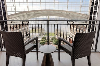 Premium bedding, in-room safe, desk, blackout drapes at Gaylord National Resort & Convention Center