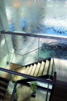 Salas de tratamiento para parejas, un sauna, una bañera de hidromasaje