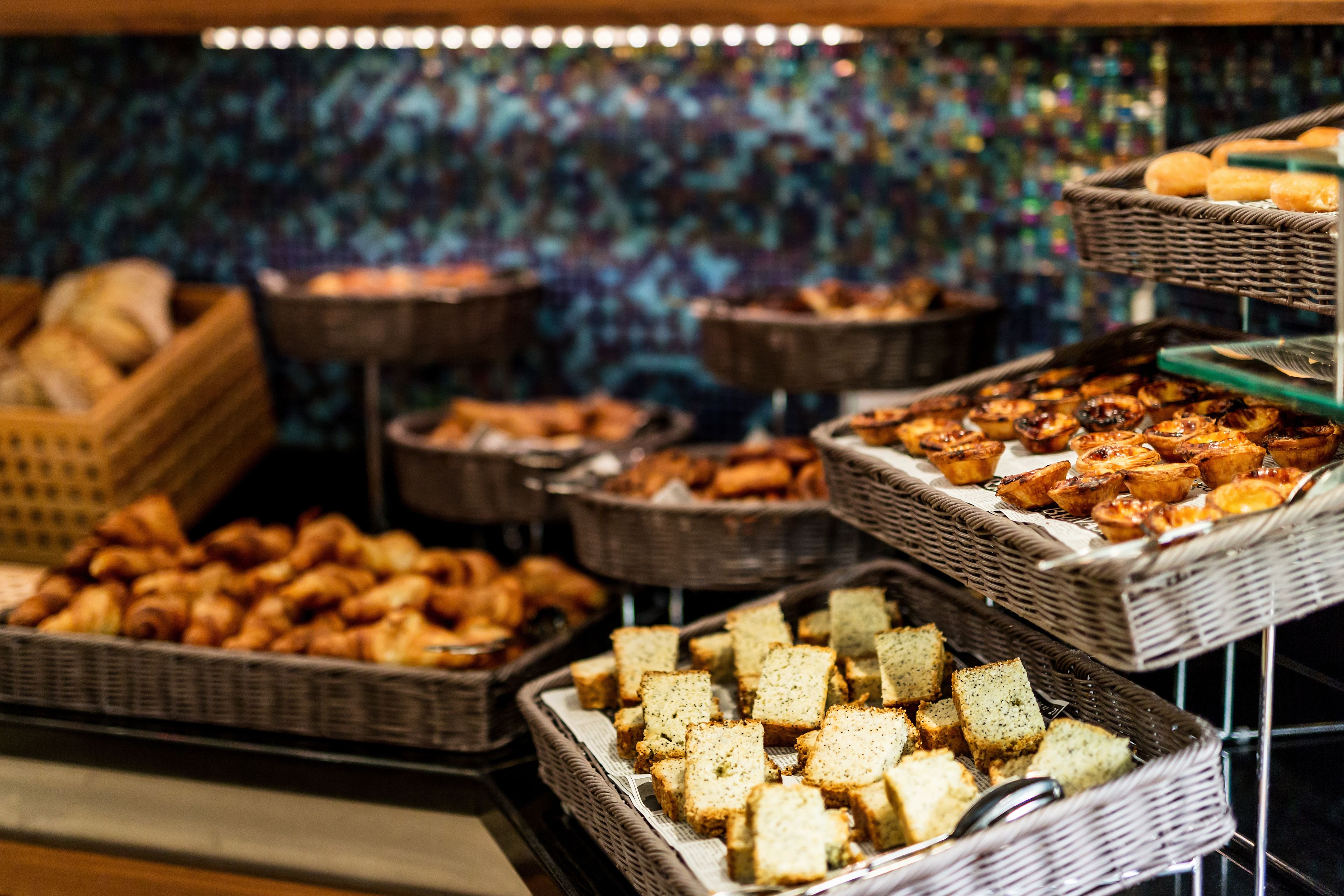 Un bufé con panes y pastelería variados.