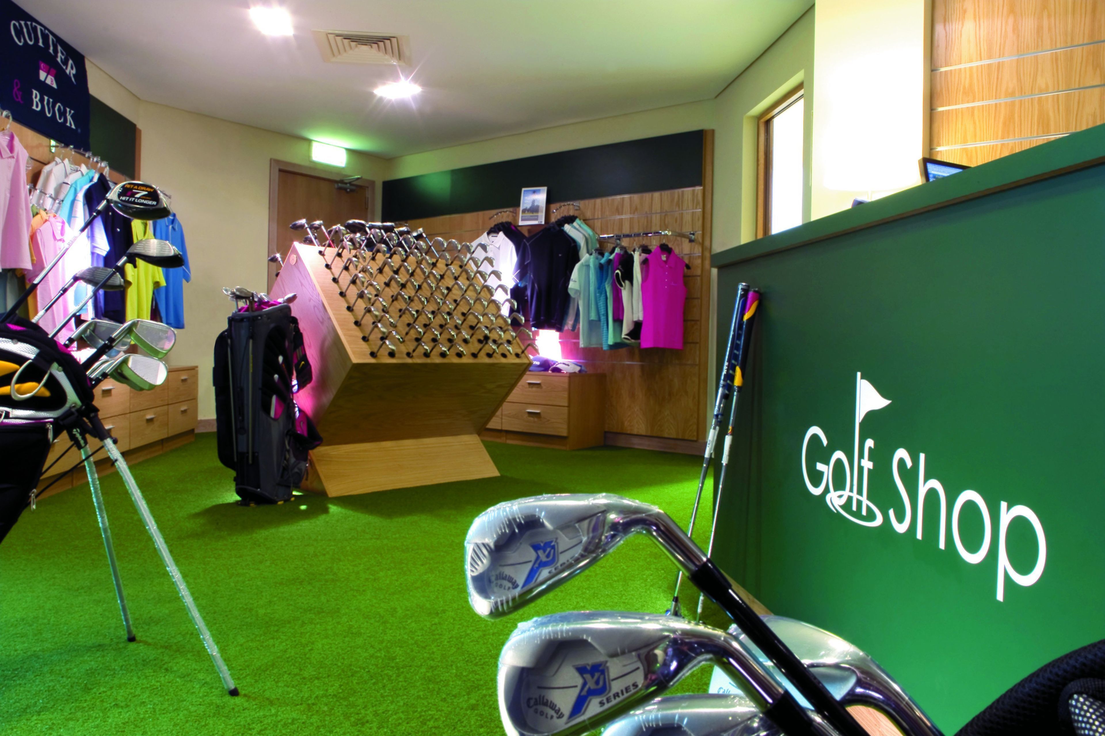 Un magasin de golf où sont exposés des clubs et des sacs de golf.
