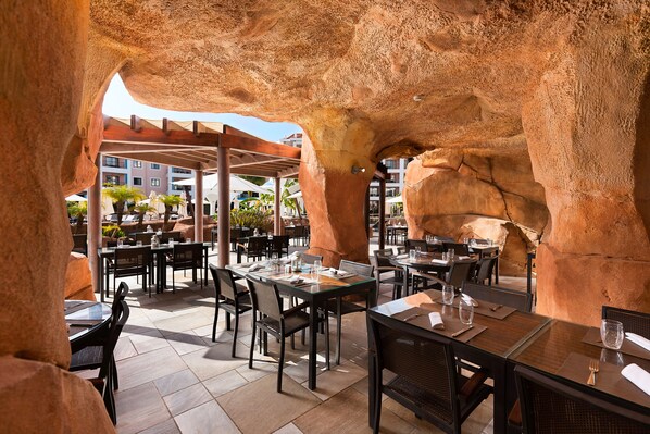 3 restaurantes; se sirven cenas