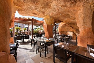 3 restaurantes, se sirve cena 