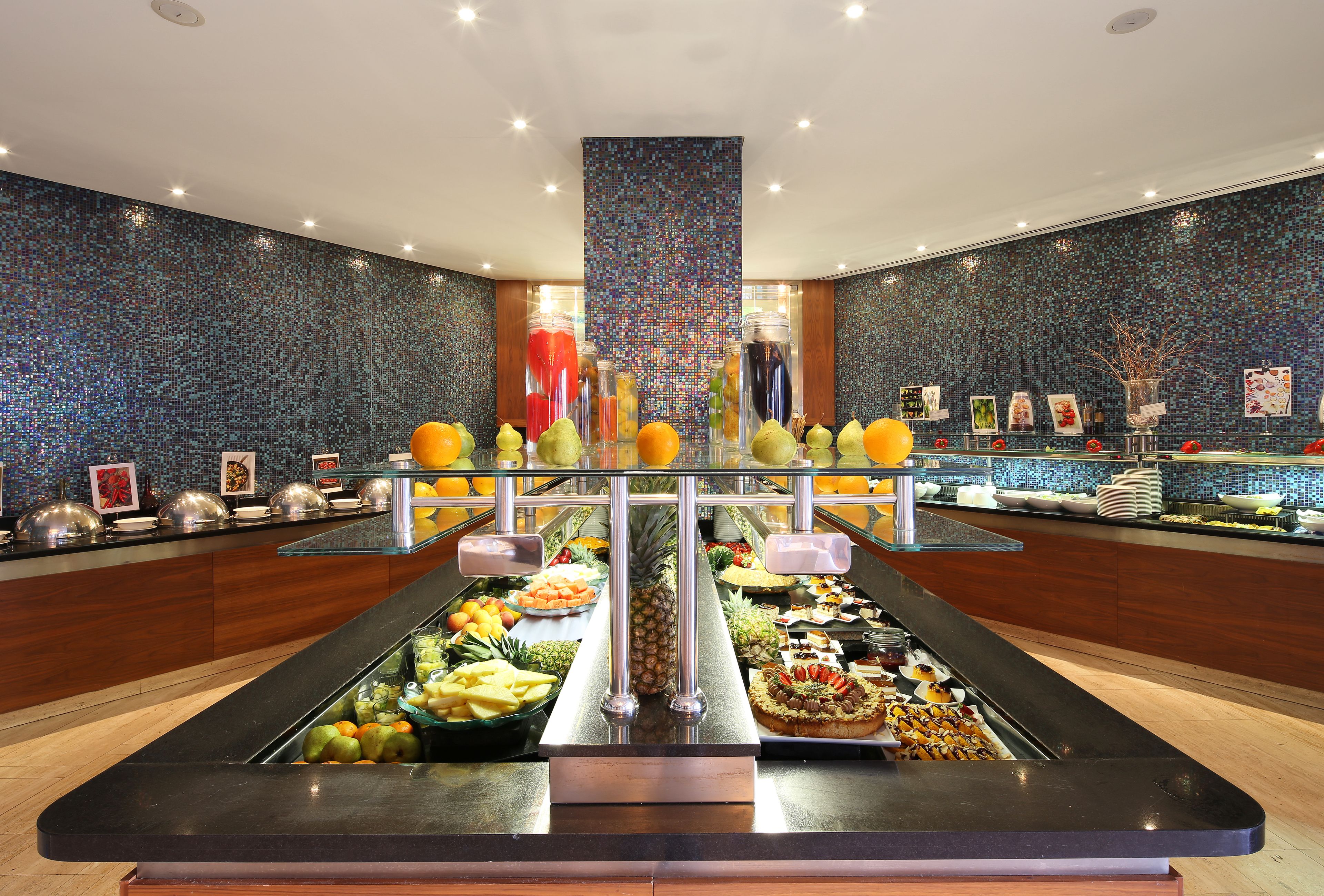 朝食 (ビュッフェ)、毎日提供 (1 名様 35 EUR)