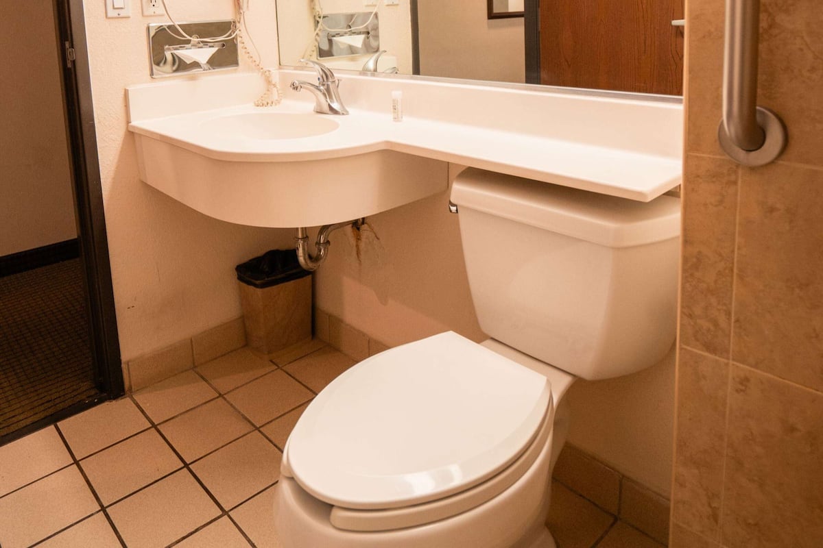 standard room, 1 queen bed | bathroom | free toiletries, hair dryer, towels