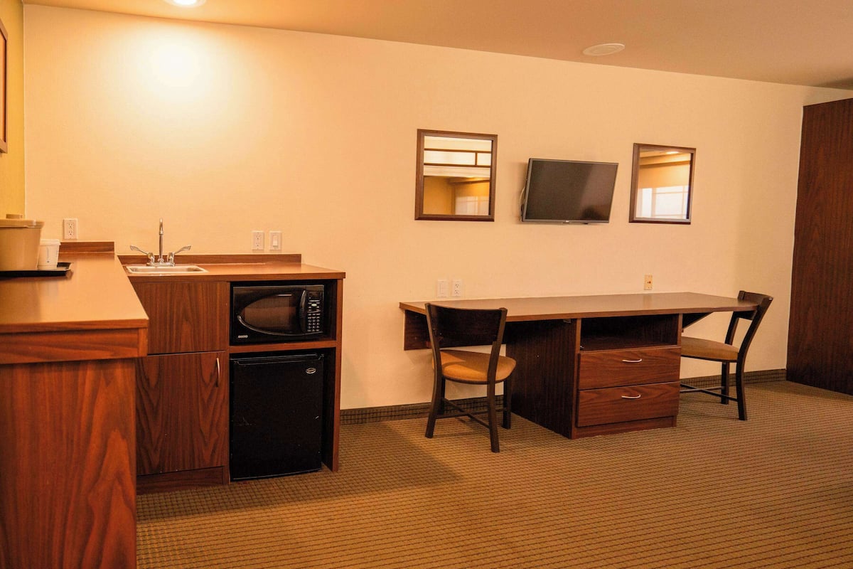 suite, 1 queen bed | in-room safe, desk, iron/ironing board, free cots/infant beds