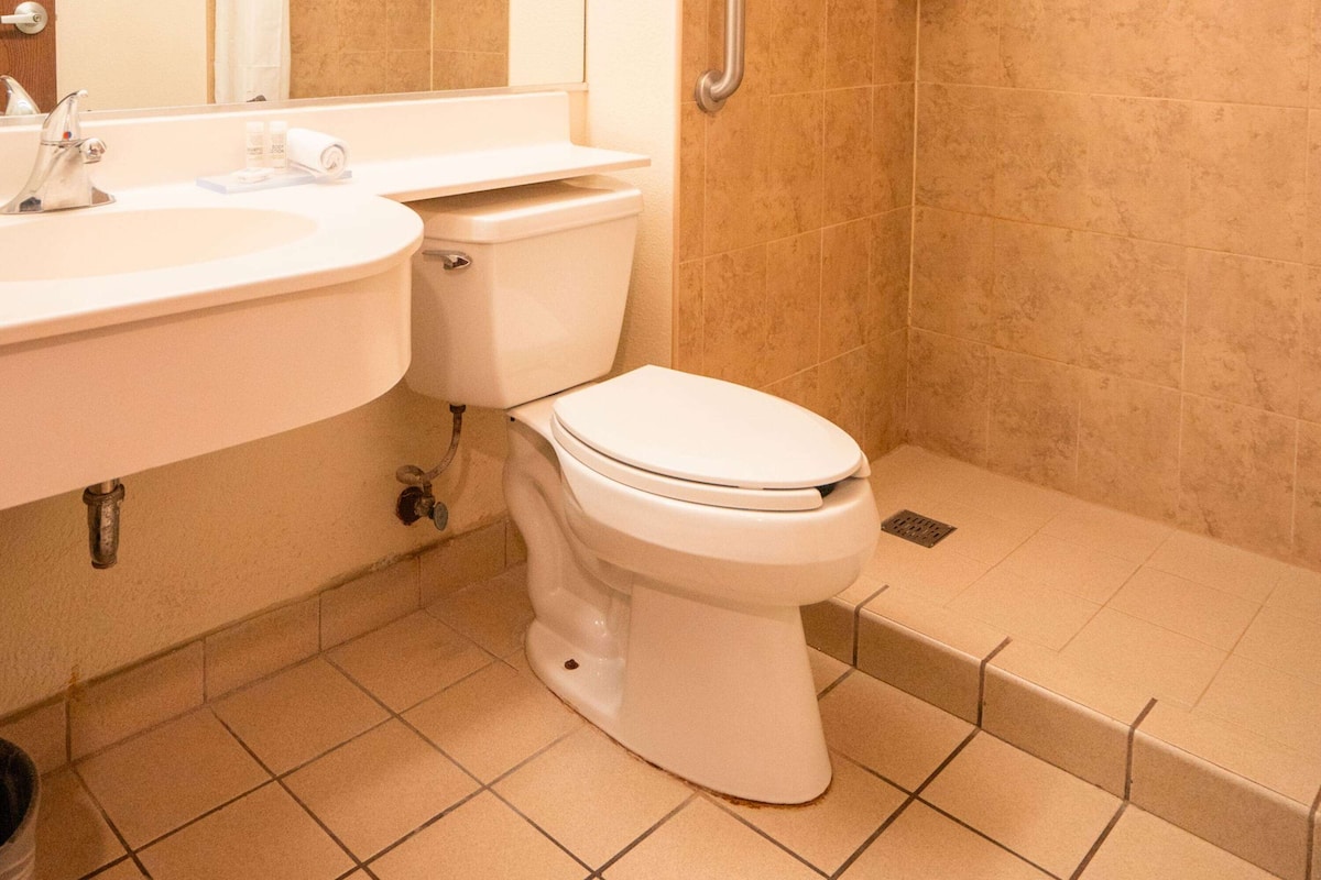 standard room, 1 queen bed | bathroom | free toiletries, hair dryer, towels