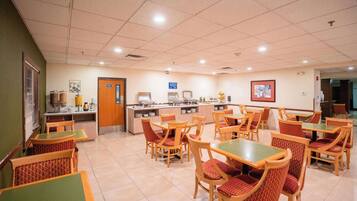 Desayuno continental gratuito y diario