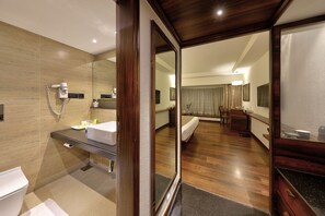 Gebar bulu kapas, bar mini, peti besi dalam bilik 