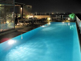 Piscine extérieure, chaises longues