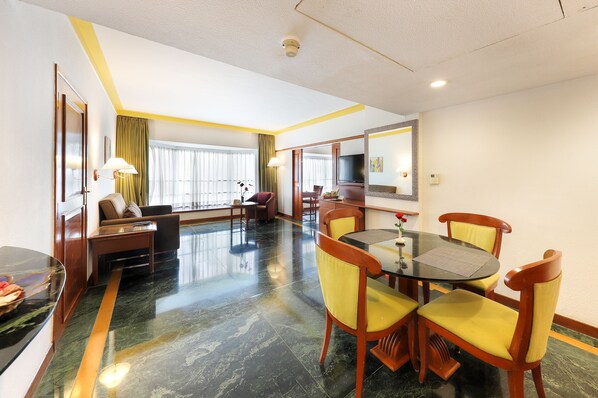 Luxury Suite | Ruang tamu | 32 inci televisyen LED dengan satelit, TV 