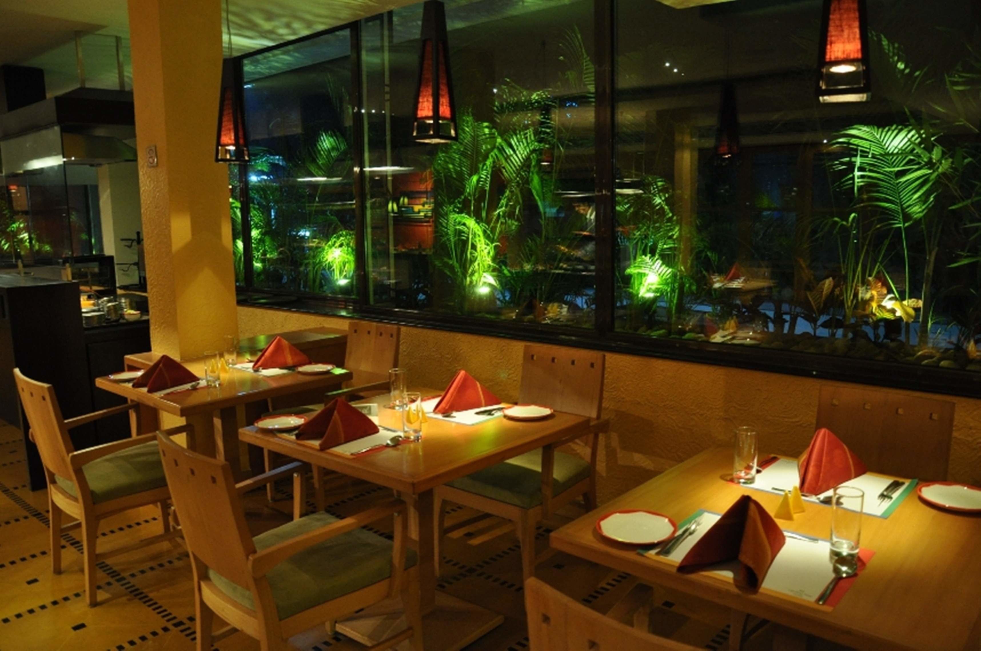 حيث تُقدم وجبات الإفطار، الغداء، العشاء، الأطباق العالمية