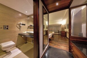 Cubrecamas, minibar y caja de seguridad en la habitación