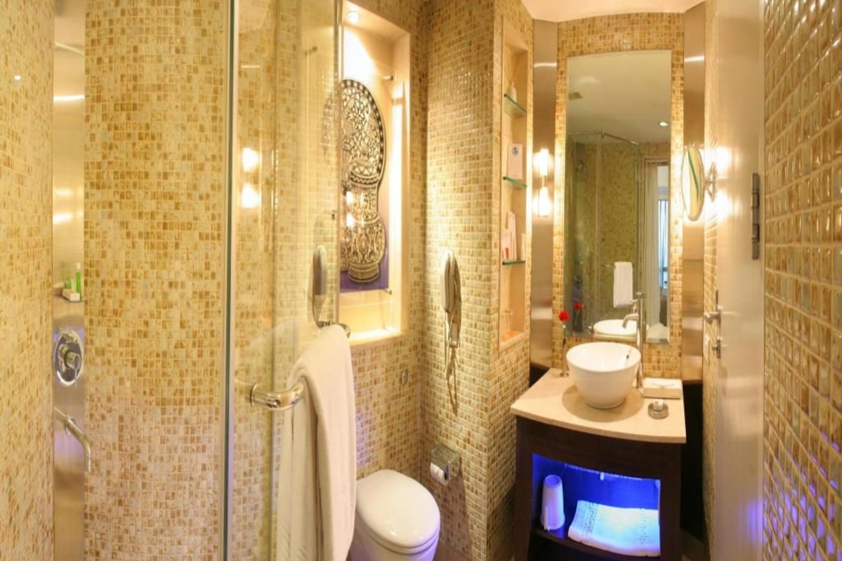 Badkamer | Gratis toiletartikelen, een haardroger, badjassen, pantoffels
