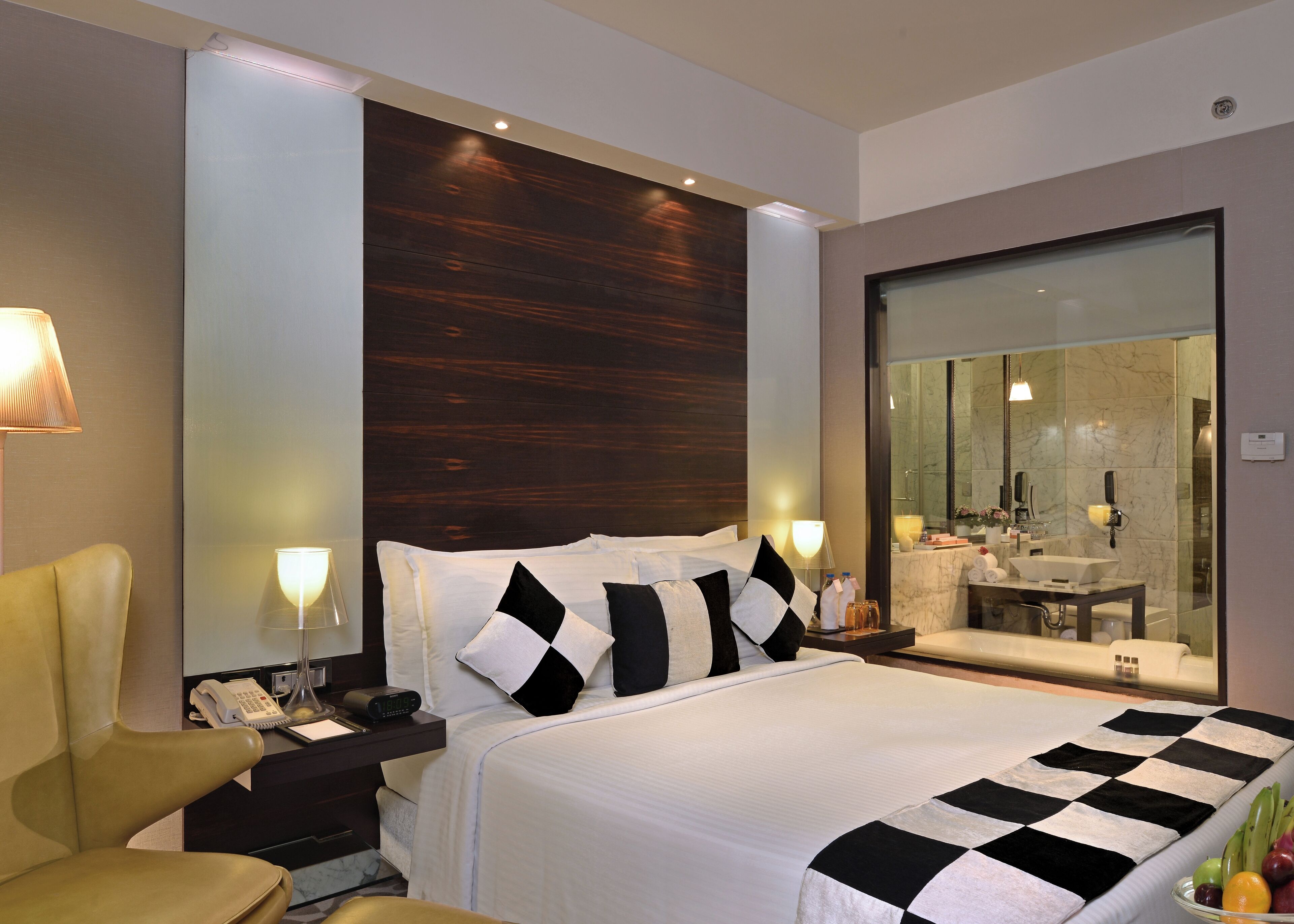 Luxe beddengoed, een minibar, een kluis op de kamer, een bureau