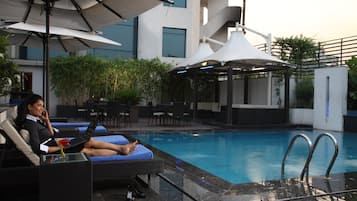 Outdoor pool, pool umbrellas, sun loungers