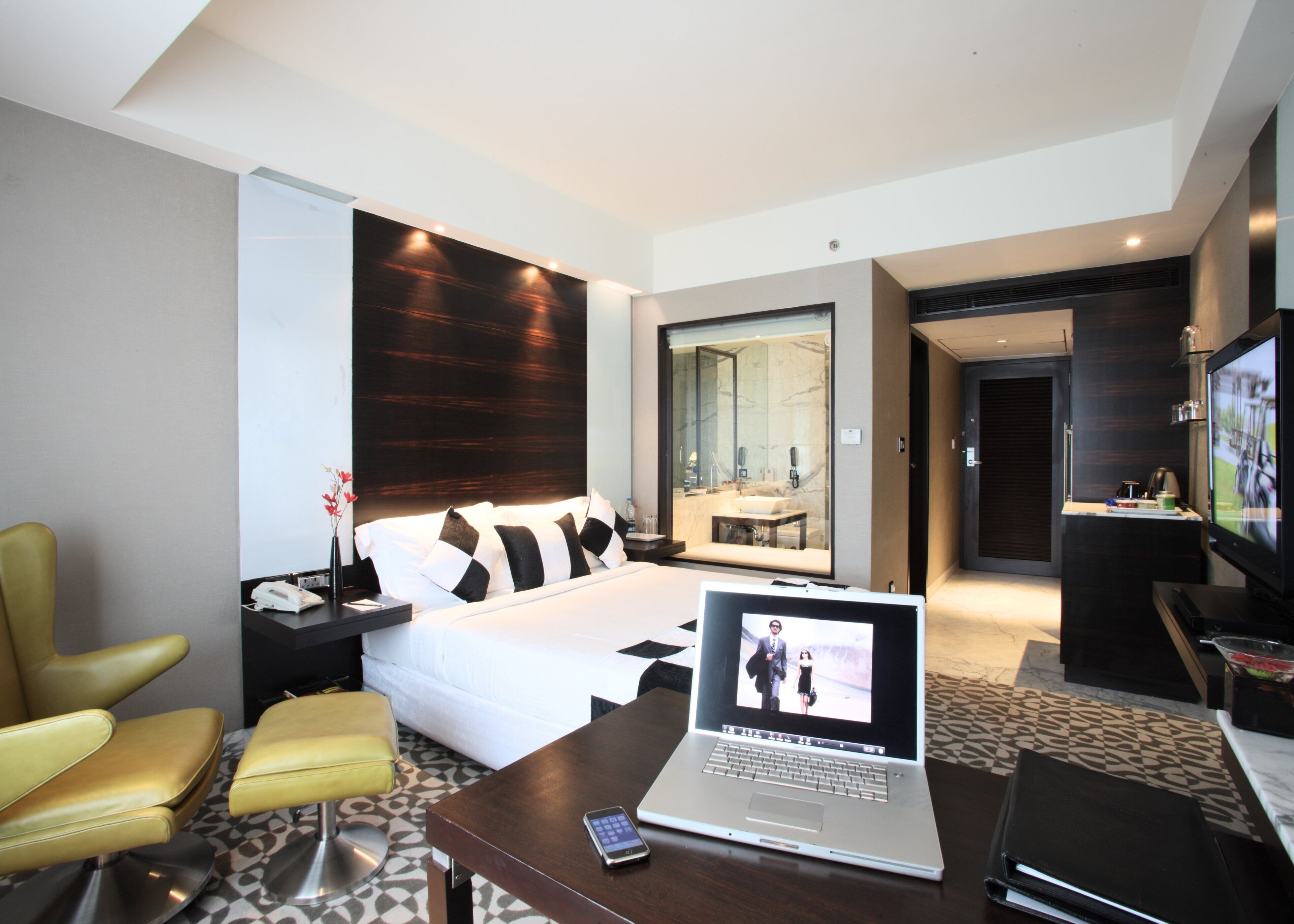 Ropa de cama de alta calidad y minibar 