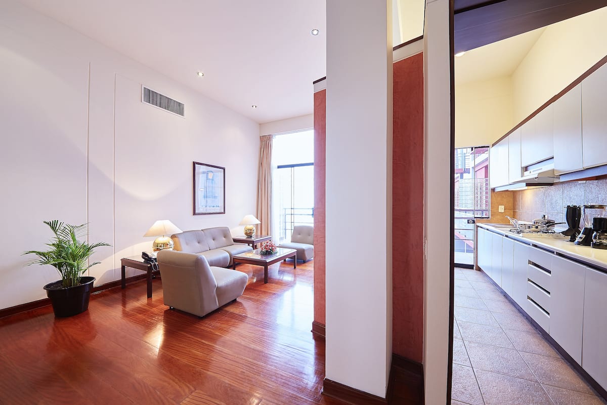 Executive Suite | In-room safe, desk, iron/ironing board, free WiFi