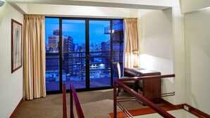A hotel room with a large sliding glass door leading to a city view. - Thunderbird Fiesta Hotel & Casino (Lima)
