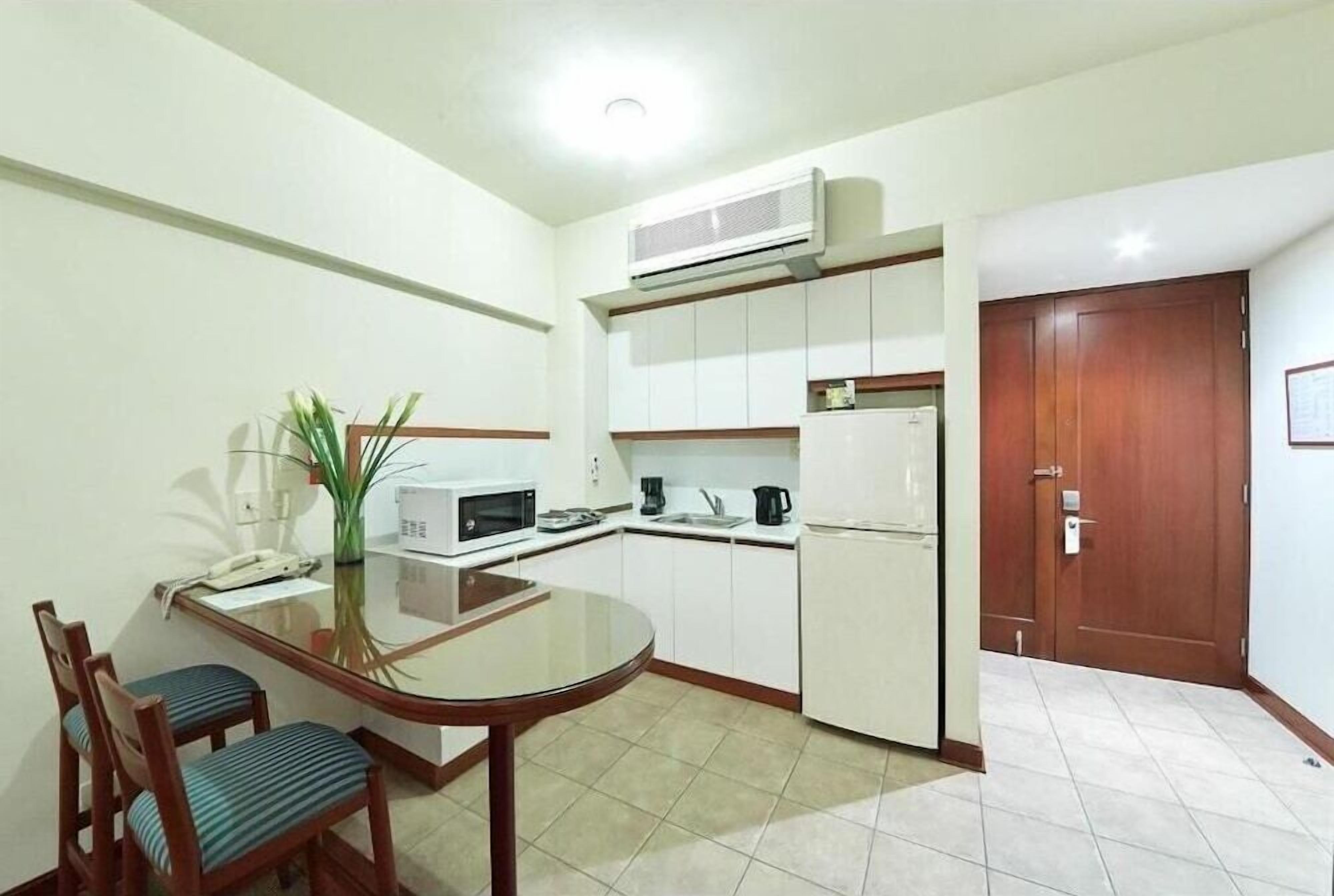 full-sized fridge, microwave, stovetop