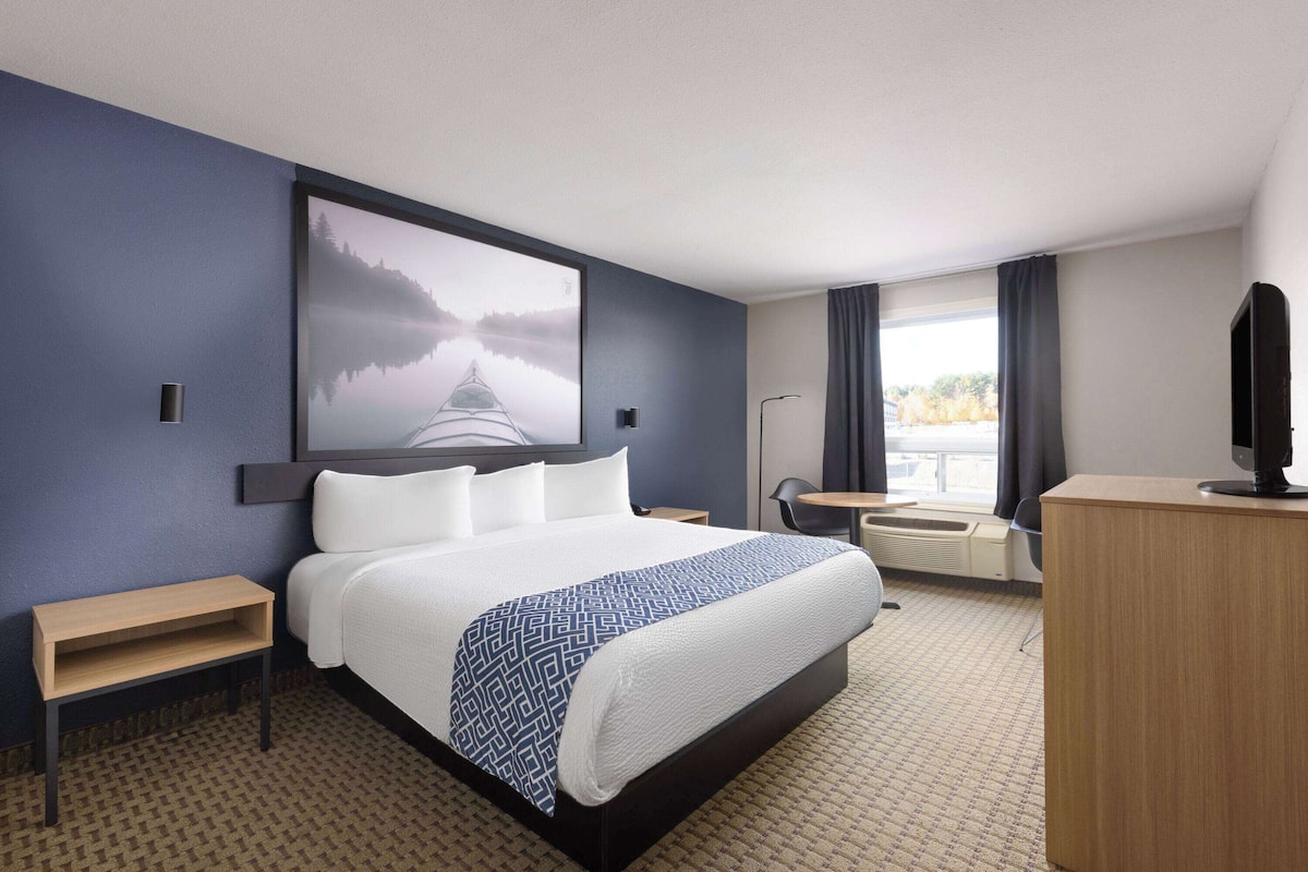 Standard Room, 1 King Bed | Desk, blackout drapes, iron/ironing board, free WiFi