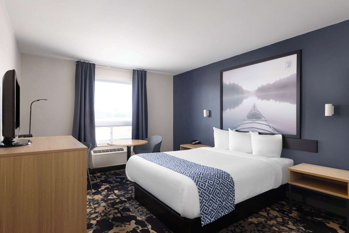 Standard Room, 1 Queen Bed, Accessible | Desk, blackout drapes, iron/ironing board, free WiFi