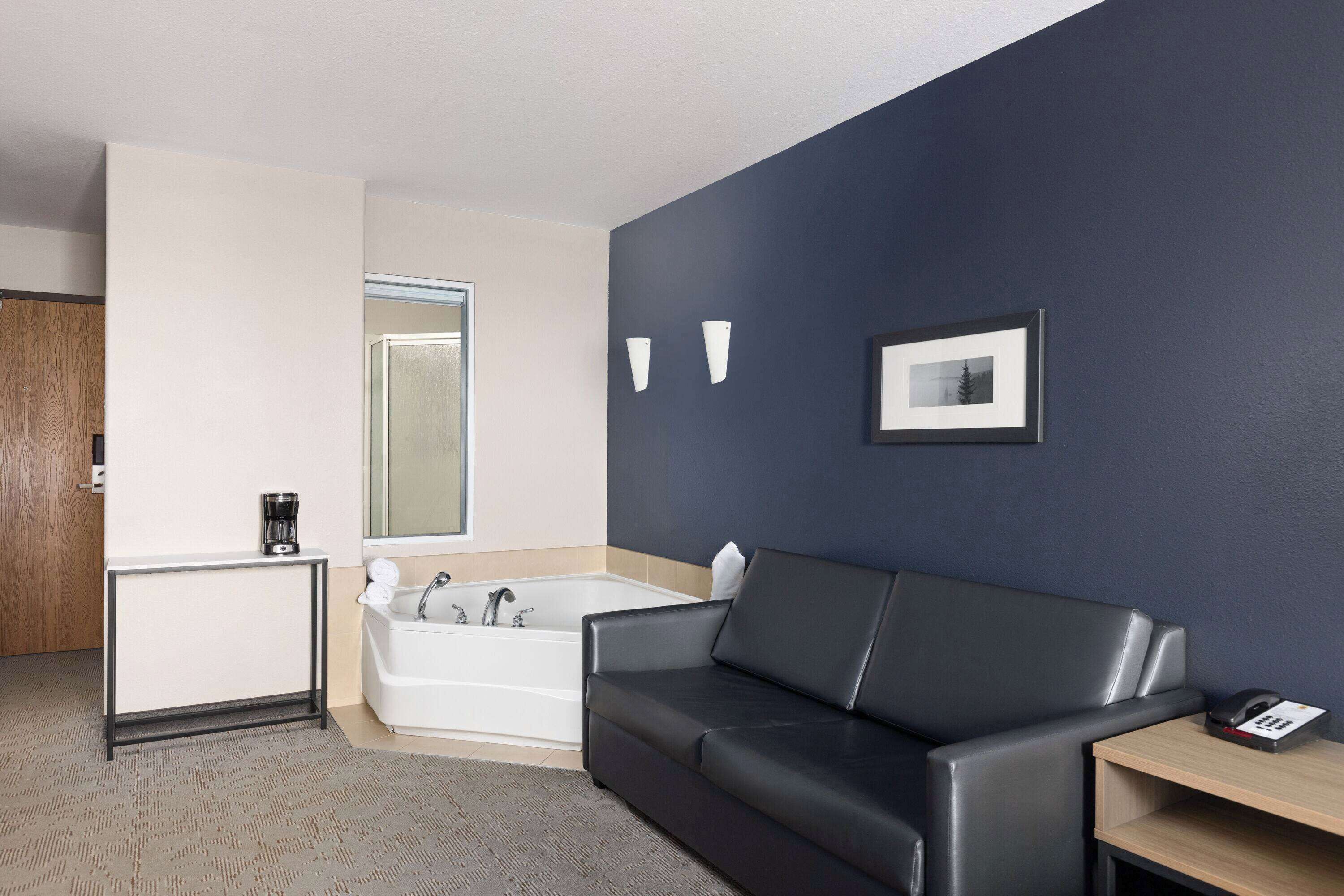 Suite, 1 King Bed with Sofa bed, Non Smoking | Desk, blackout drapes, iron/ironing board, free WiFi