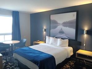 Bureau, rideaux d’obscurcissement, fer et planche à repasser