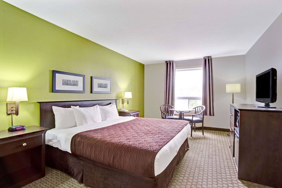 Desk, blackout drapes, iron/ironing board, free WiFi