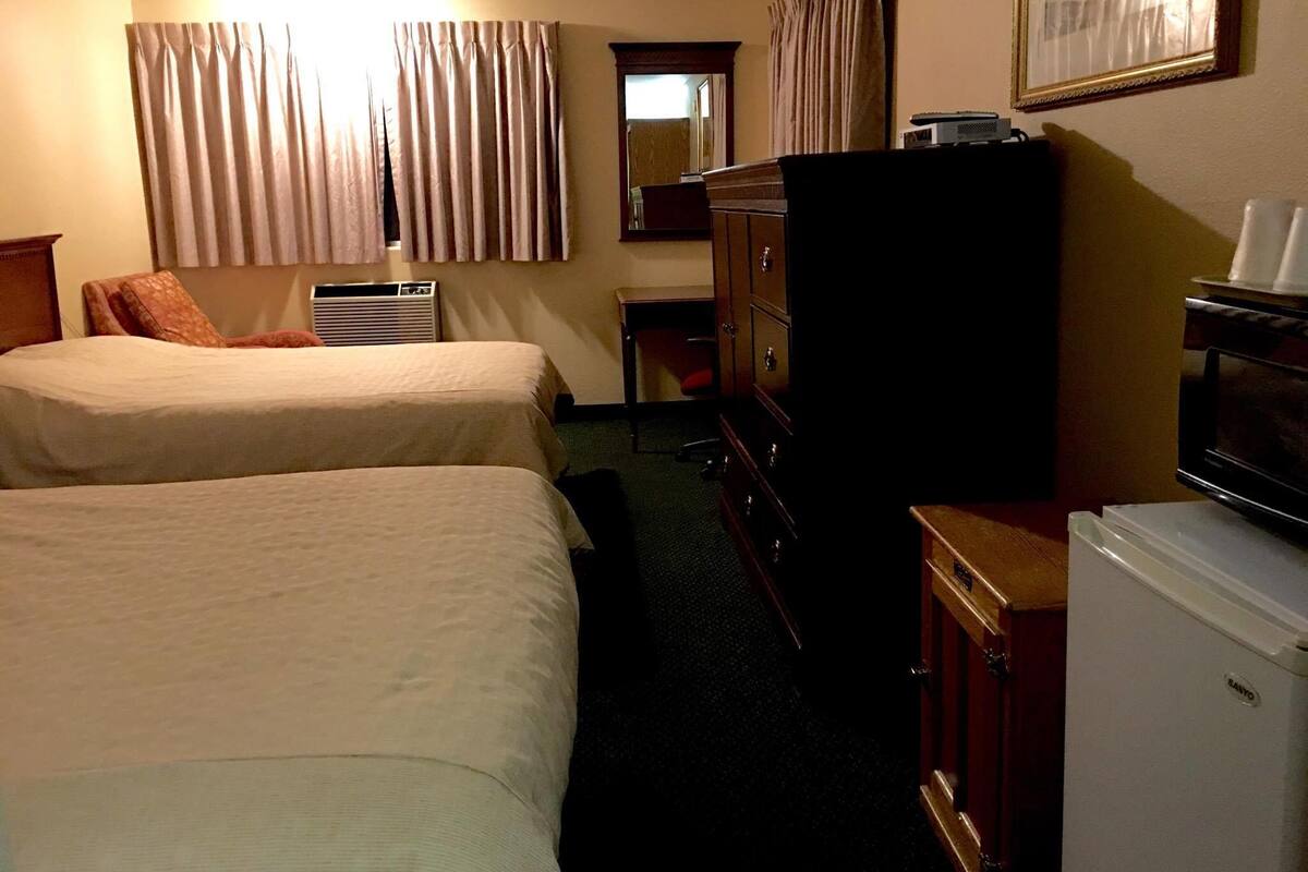 Standardzimmer, 2 Queen-Betten, Nichtraucher | Schreibtisch, laptopgeeigneter Arbeitsplatz, Bügeleisen/Bügelbrett
