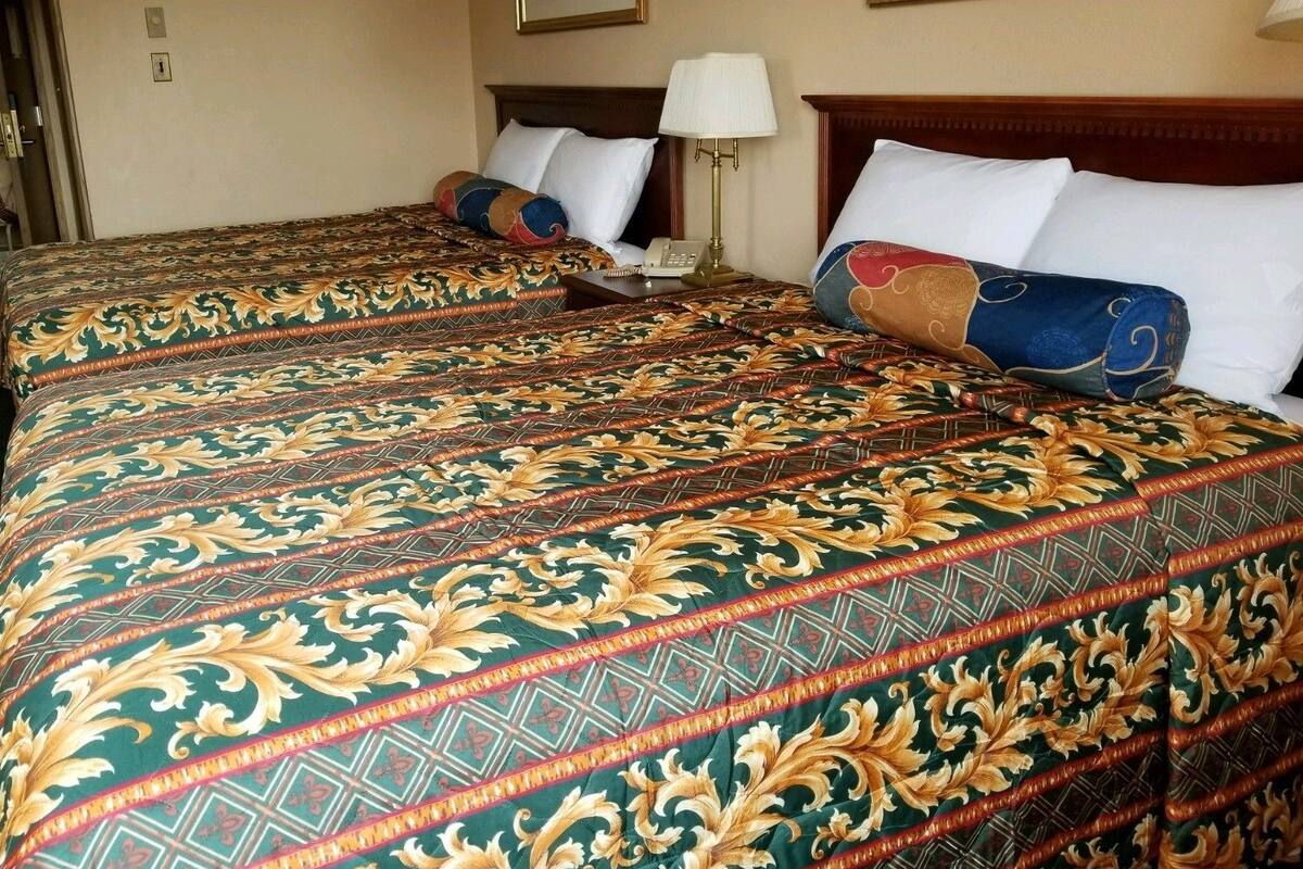 Schreibtisch, laptopgeeigneter Arbeitsplatz, Bügeleisen/Bügelbrett