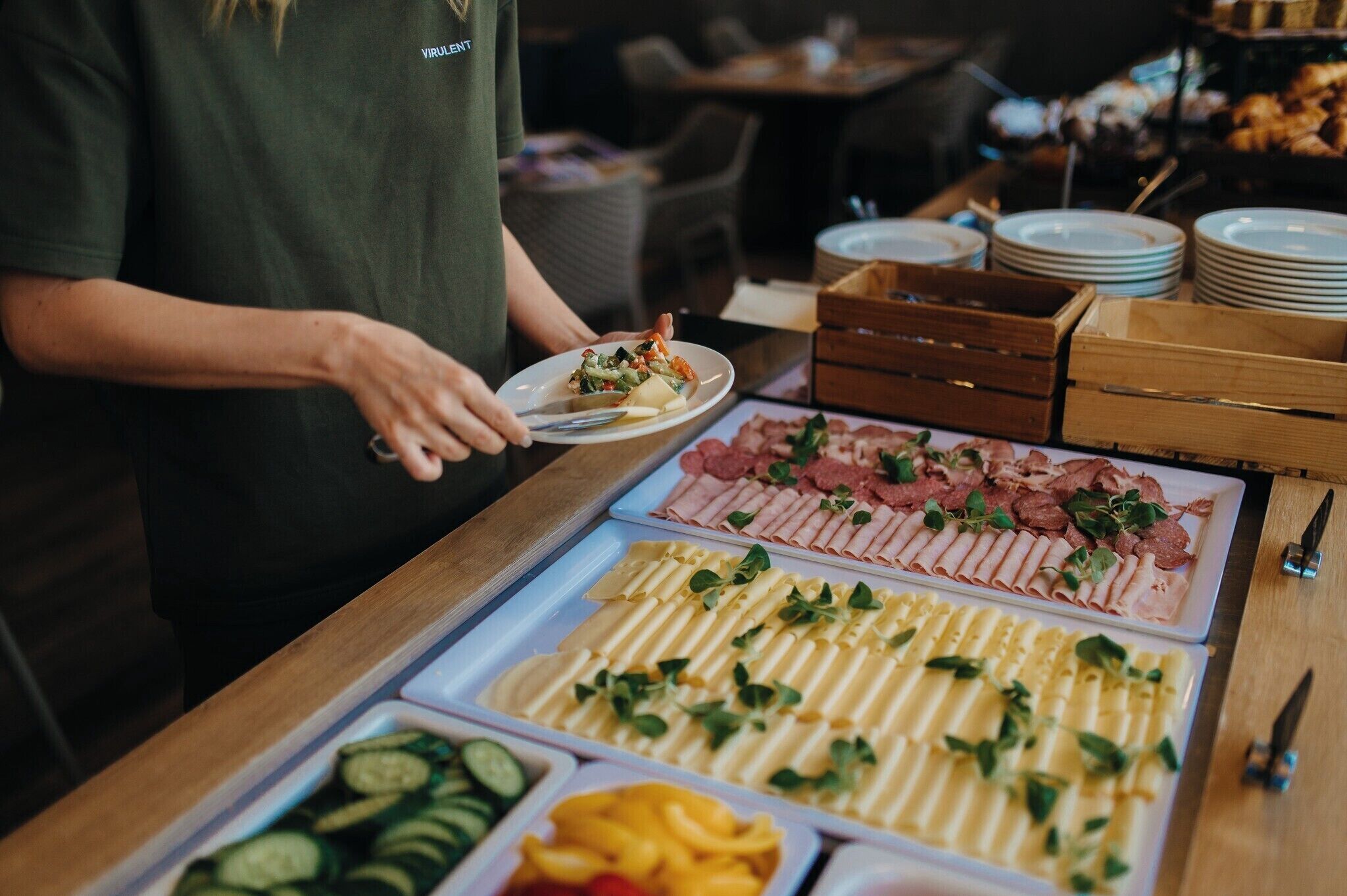 Mesa de buffet com diversos alimentos, incluindo massas, carnes e legumes.