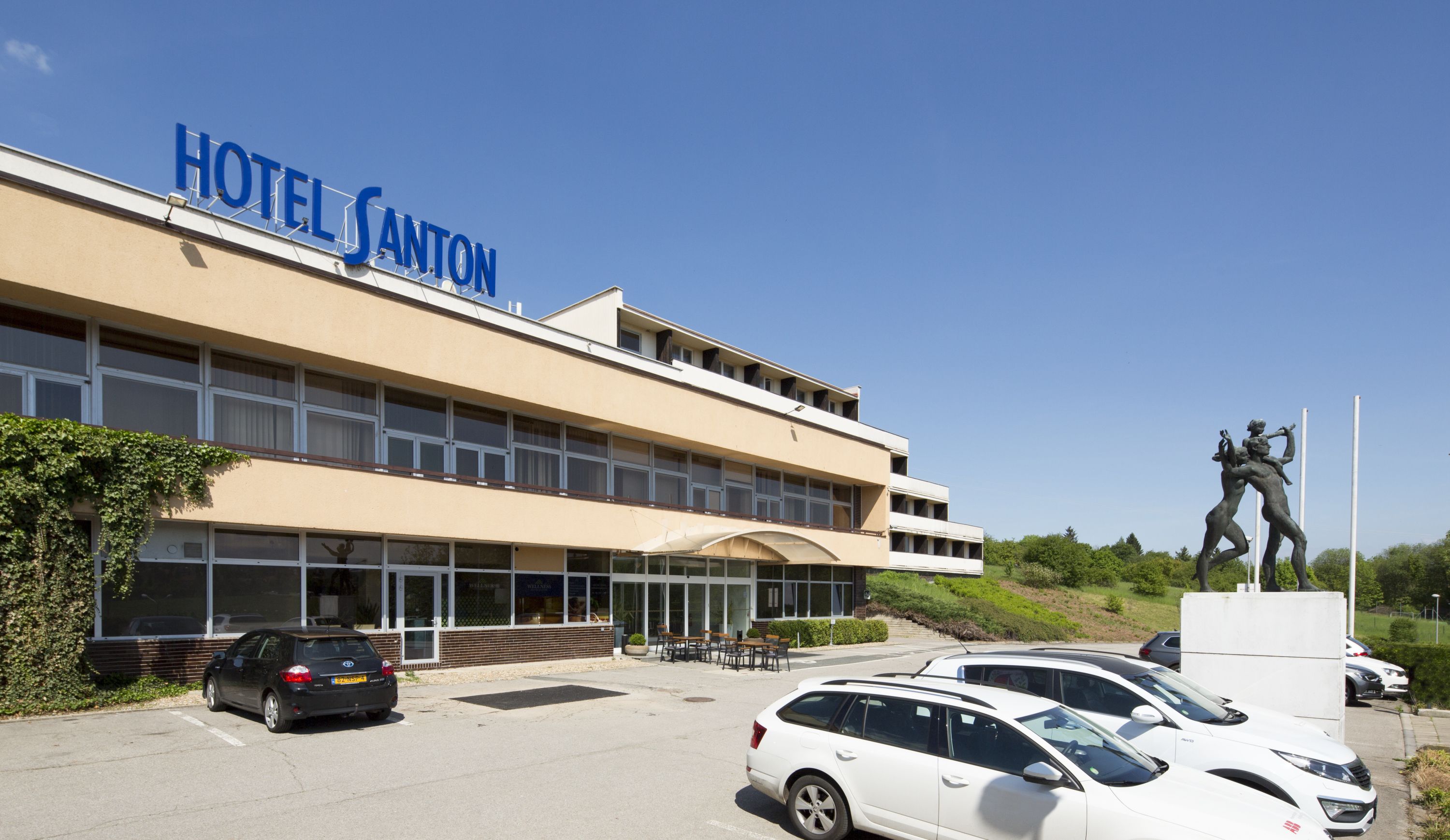 Un edificio de hotel con un letrero que dice "HOTEL SANTON".