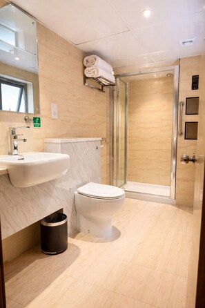 Shower, hair dryer, towels - Eurotraveller Hotel Express (London)