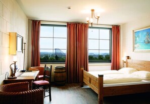 Hypo-allergenic bedding, in-room safe, desk, soundproofing