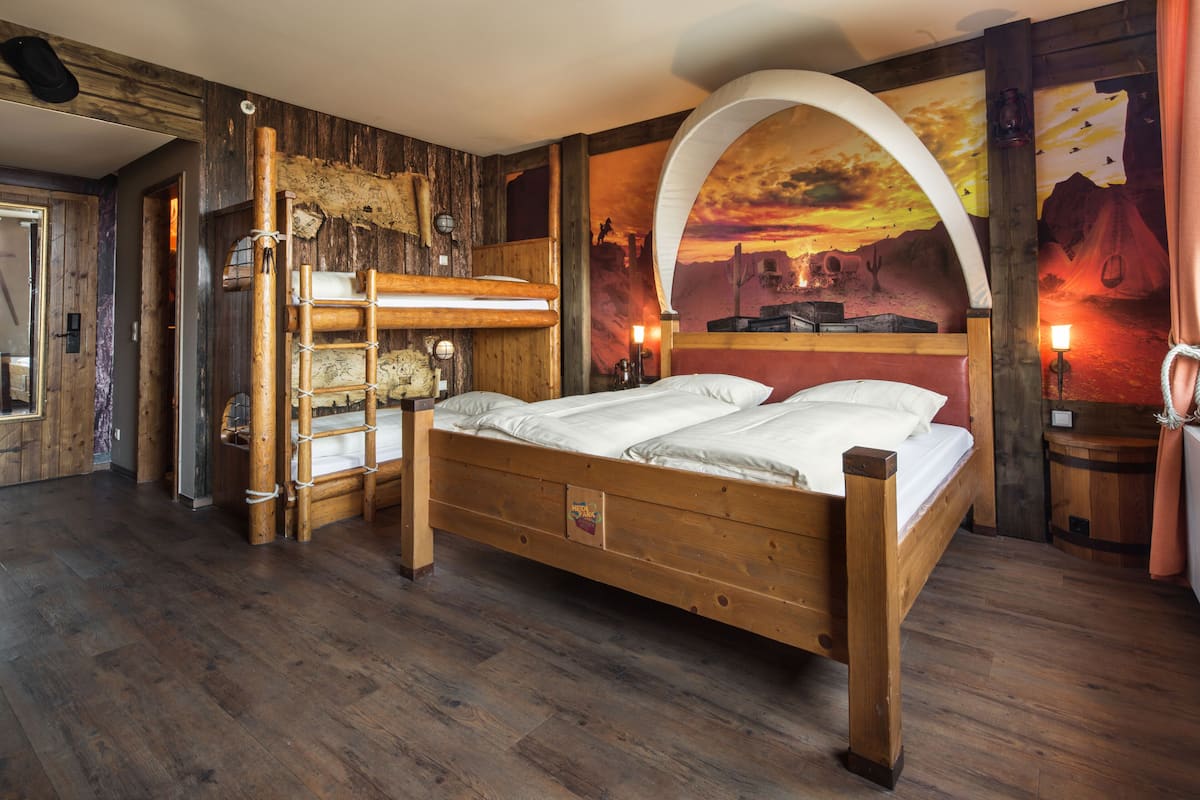 hypo-allergenic bedding, in-room safe, desk, soundproofing